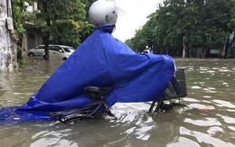 Nghệ An: Nhiều tuyến đường ngập tới 1m, người đi đường "bơi" trong nước