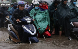 Người Sài Gòn lại bì bõm lội nước trên đường phố sau trận mưa lớn
