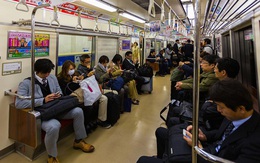 Ở Nhật, bạn sẽ không thấy ai nói chuyện điện thoại khi đi tàu điện: Đằng sau đó là lối tư duy về phép lịch sự rất khác người Việt