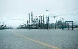 Nhiều nhà máy lọc dầu đóng cửa do bão, giá dầu xuống đáy 1 tháng
