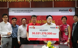 Khách hàng ở TP.HCM đeo mặt nạ nhận giải Vietlott hơn 30 tỷ
