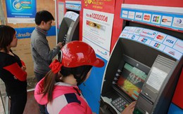 Cận Tết, lo ATM hết tiền, giao dịch online nghẽn