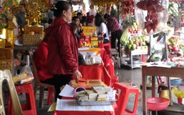 Tràn lan dịch vụ đổi tiền lẻ 'ăn chênh' tại đền Hoàng Mười