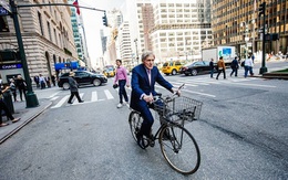 Làm chủ ngân hàng trị giá 23 tỷ đô, vị CEO 83 tuổi vẫn hằng ngày đạp xe đi làm