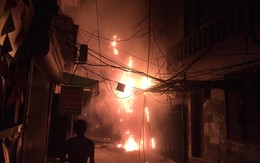 Cháy đùng đùng, phố Hà Nội mất điện trong đêm nóng kỷ lục