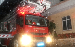 Thanh Hóa: Cháy tòa nhà Viettel trong đêm mưa bão, 7 người mắc kẹt trên tầng