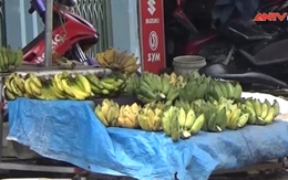 [Video]: Trái cây tươi bán lề đường ướp hóa chất, chủ không dám ăn