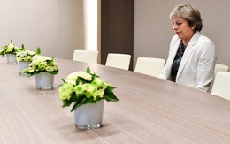 Xôn xao bức ảnh đơn độc của thủ tướng Anh tại đàm phán Brexit