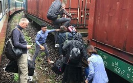 Đường sắt Bắc - Nam tê liệt do đèo Hải Vân bị sạt lở