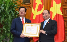 Trao Huy hiệu 50 năm tuổi Đảng cho nguyên Thủ tướng Nguyễn Tấn Dũng