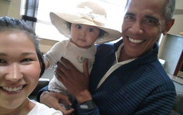 Ông Obama gây sốt với ảnh bế em bé Alaska