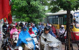 Chùm ảnh: Ảnh hưởng của bão số 6, người dân Thủ đô chật vật trong cơn mưa sáng sớm