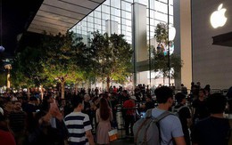 Cập nhật tình hình mua iPhone X tại Singapore: Apple bắt đầu phát số thứ tự, hàng nghìn người ùn ùn kéo đến xếp hàng