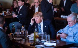 Từng kêu gọi tẩy chay Apple nhưng Tổng thống Donald Trump rốt cuộc cũng dùng iPhone!