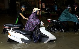 Hà Nội mưa lớn, du khách cõng nhau lội nước phố cổ