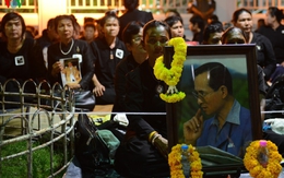 Hàng chục vạn người chờ lễ rước linh cữu nhà vua Thái Lan