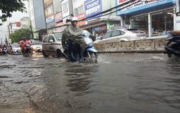 Hà Nội mưa lớn, nhiều phố mênh mông nước