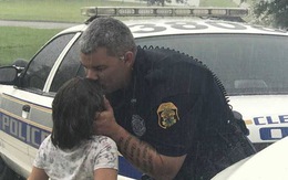 Nghẹn ngào cảnh bố hôn con gái dưới mưa trước khi làm nhiệm vụ trong siêu bão Irma