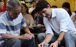 Thủ tướng Canada ngồi vỉa hè, uống cà phê phin Sài Gòn