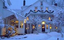 Những ngôi nhà trang hoàng lộng lẫy đón Noel đẹp đến mê mẩn giữa tuyết trắng