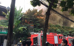 Hà Nội: Đang cháy lớn ở đường Phan Kế Bính, cột khói bốc cao hàng chục mét
