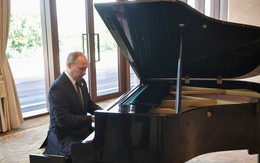 Tổng thống Putin chơi piano trong lúc đợi Chủ tịch Trung Quốc Tập Cận Bình