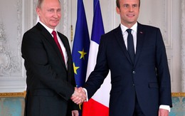 Tổng thống trẻ tuổi của Pháp chê trách truyền thông Nga trước mặt ông Putin