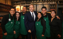 Thách thức ông Trump, Starbucks sẽ thuê 10.000 người tị nạn