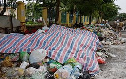 Kinh hãi bãi rác tràn nửa đường, bốc mùi hôi thối giữa Thủ đô