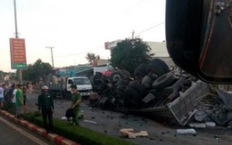 Xe tải đi ngược chiều đâm xe khách, ít nhất 11 người chết