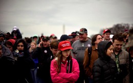 Chiếc mũ đỏ khiến nhiều người Mỹ bị sốc tại lễ nhậm chức của Donald Trump