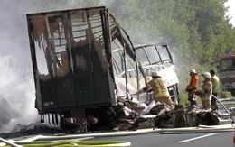 Xe buýt chìm trong biển lửa sau tai nạn, 17 người bị thiêu chết