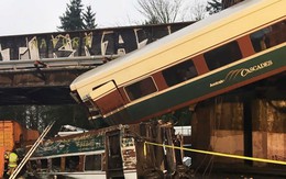 Tàu hỏa rơi khỏi cầu vượt ở Mỹ, 3 người thiệt mạng