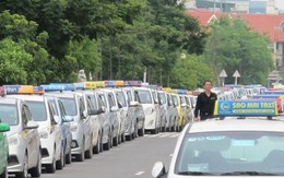 Bộ Giao Thông bác đề nghị 'tạm' kéo dài niên hạn taxi