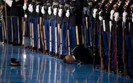 Binh sĩ Mỹ ngã gục trong lễ chia tay của Obama