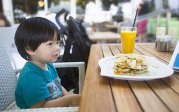 Chuyên gia Úc, Mỹ khuyên không nên cho trẻ uống nước trái cây, bác sĩ Việt nói gì?