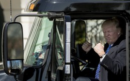 Mạng xã hội xôn xao với loạt ảnh Tổng thống Trump “bùng cháy” cùng các tài xế xe tải