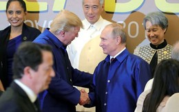 Cái bắt tay vui vẻ của ông Trump và Putin tại Việt Nam