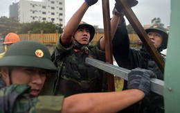 Quân, dân Đà Nẵng đội mưa dọn dẹp vệ sinh trước giờ khai mạc APEC