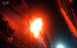 Cận cảnh vụ cháy kinh hoàng trong đêm tại phố Vọng - Hà Nội