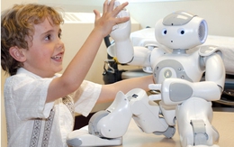 Đừng nghĩ robot cướp việc làm của con người nữa, nó có thể tăng hiệu suất làm việc của con người lên tới 200%