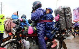 Lao động nhập cư Trung Quốc đội mưa rét chạy xe máy về quê ăn tết trong cuộc di dân lớn nhất lịch sử loài người
