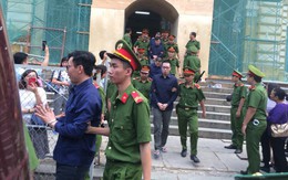 Phiên tòa sáng 25/1: Luật sư xin giảm án cho bị cáo Nguyễn Việt Hà vì không cố ý làm sai, chỉ vì thấy lợi mà làm