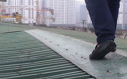 Tận thấy người dân giữa Thủ đô leo mái nhà chung cư vì thang máy hỏng