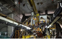 Robot 300 tấn bắt đầu khoan đường hầm thứ 2 tuyến metro số 1