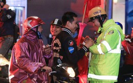 Bất chấp mưa lạnh, fan Việt vẫn xuyên đêm mừng chiến công của U23 Việt Nam
