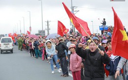 Hàng ngàn người dân đứng chật kín 2 bên đường cầu Nhật Tân chào đón các cầu thủ U23 Việt Nam