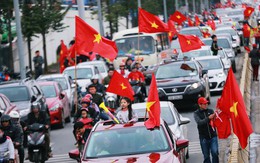 Chùm ảnh: Người hâm mộ đổ xô đi đón U23 Việt Nam, đường đến sân bay Nội Bài ngập tràn sắc cờ bay