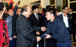 Sau 4 tiếng chờ đợi, câu đầu tiên Thủ tướng nói với các cầu thủ U23 Việt Nam: "Đừng buồn nữa, làm tốt lắm, tốt lắm"