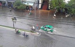 Clip: Cơn mưa “lạ” ngày U23 Việt Nam trở về khiến Tây Đô chìm trong biển nước